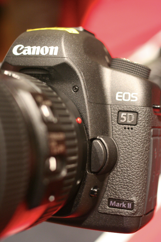 Illustration for article titled Hands-On: Canon EOS 5D Mark II